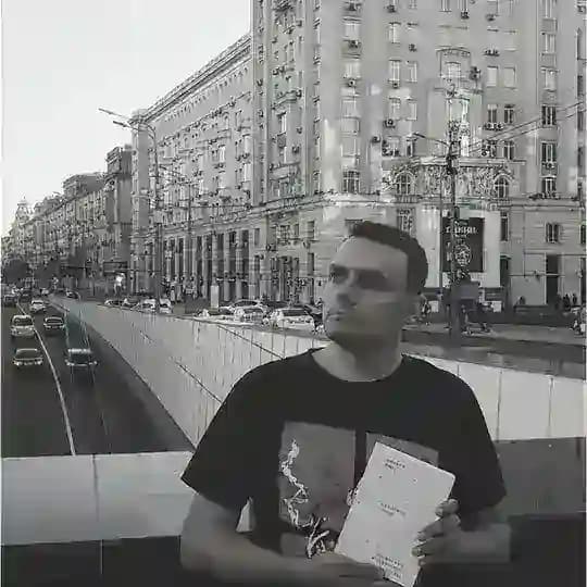 Антон читает и пишет