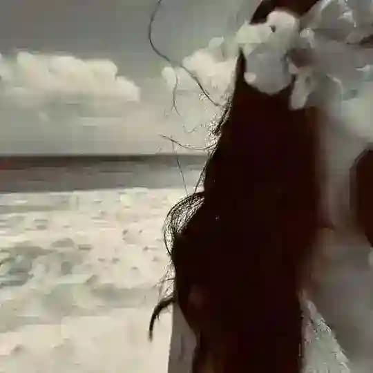 -﮼أُنثى رَقيقة .