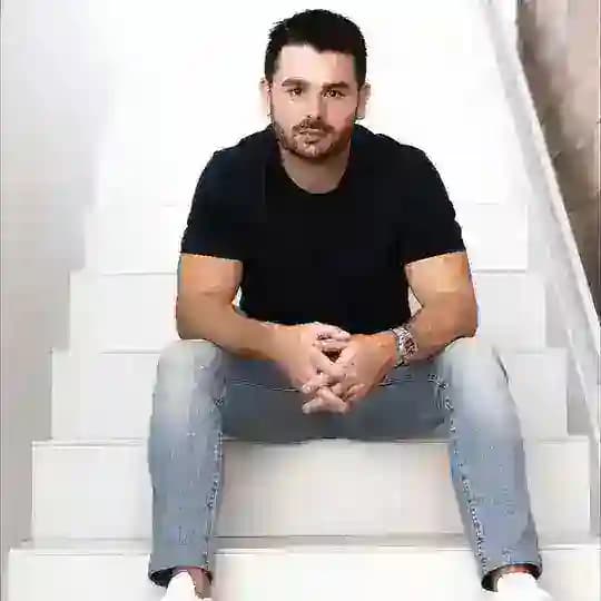 ENRIQUE MORIS - Noticias Profile