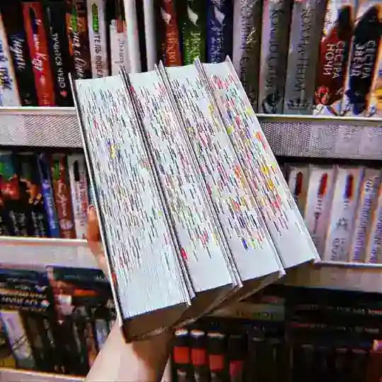 Леся что-то читает