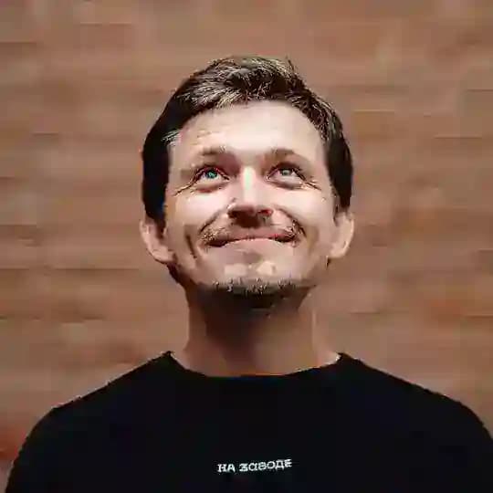 Кожан развивает