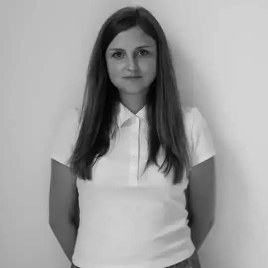 Русинова смотрит кино
