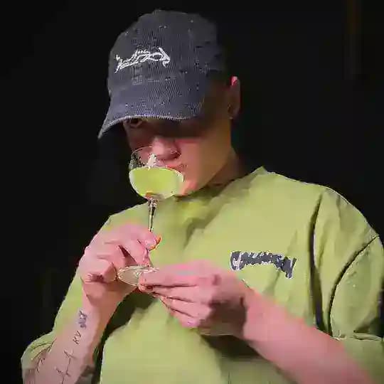 За барной стойкой