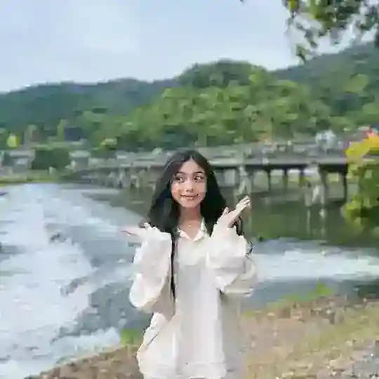 သင်ဇာဝင့်ကျော် နန်းမွေ့စံ လုလုအောင် ဖူးပွင့်ခိုင်