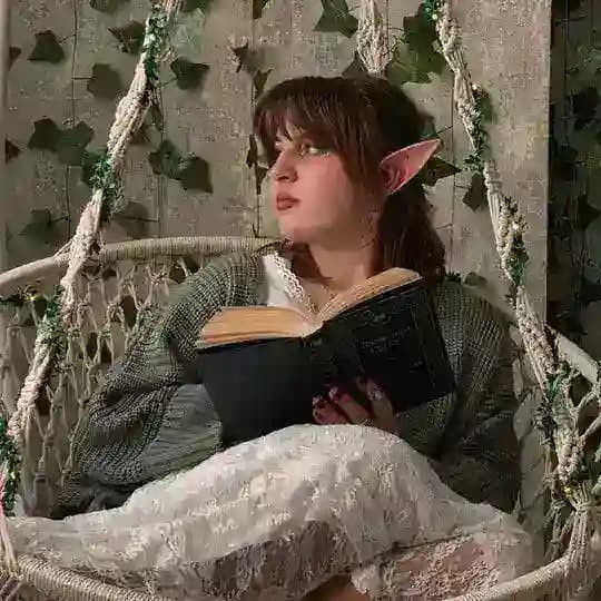 Книги при луне 🤍📚