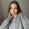 камера на книжной полке