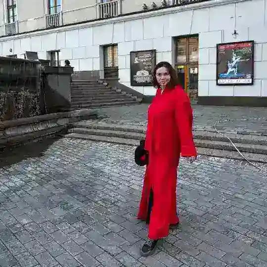 Дама в здании. Еда и культура