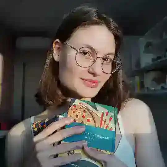 Полина читает