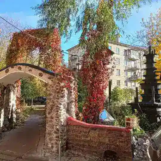 Необычный двор.