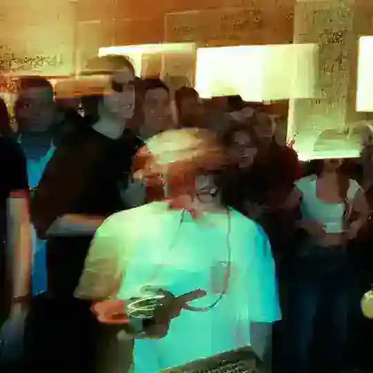 Аня Скотч фотографирует