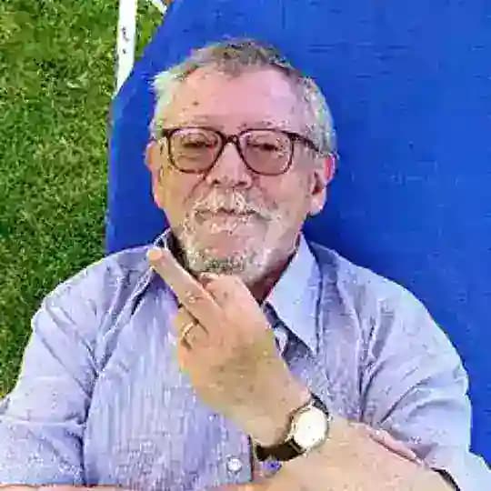 Свинка жолудь ест.