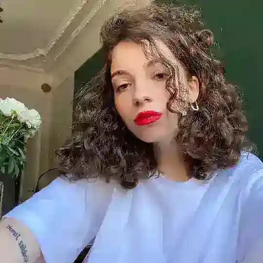 еврейка у микрофона Profile