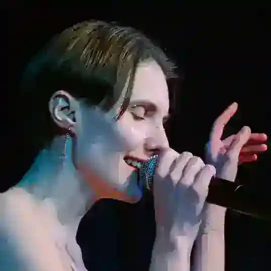 Алёна песенки поёт