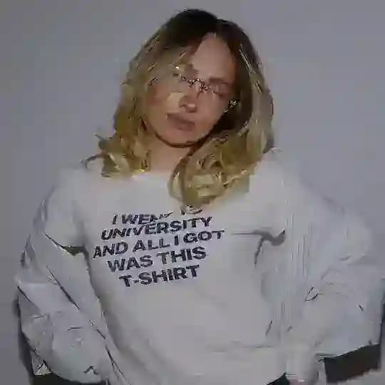 сплетница Деля