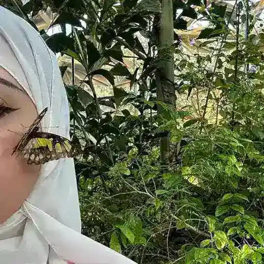 مُذهَلة .