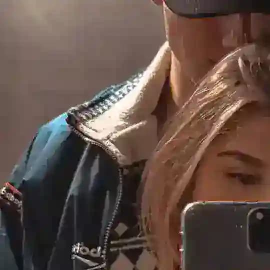 احتواء.