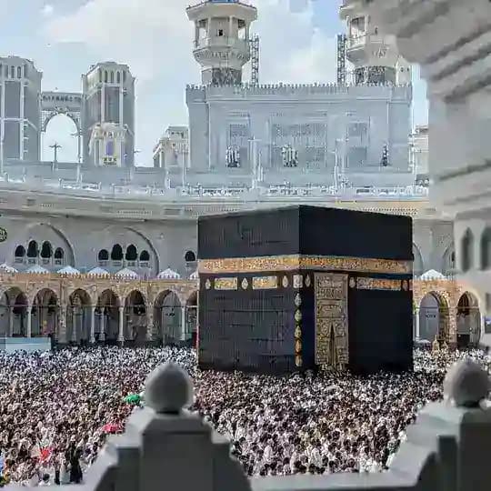 لا تَحْزَنْ إنَّ اللَّهَ مَعَنَا.