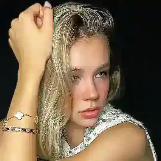 Anghelina Policarpova • @angelpolikarpova • Model