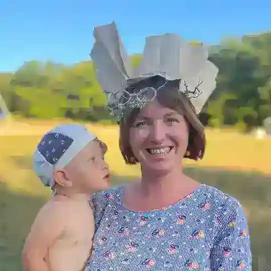 Что ж ты дома не сидишь?