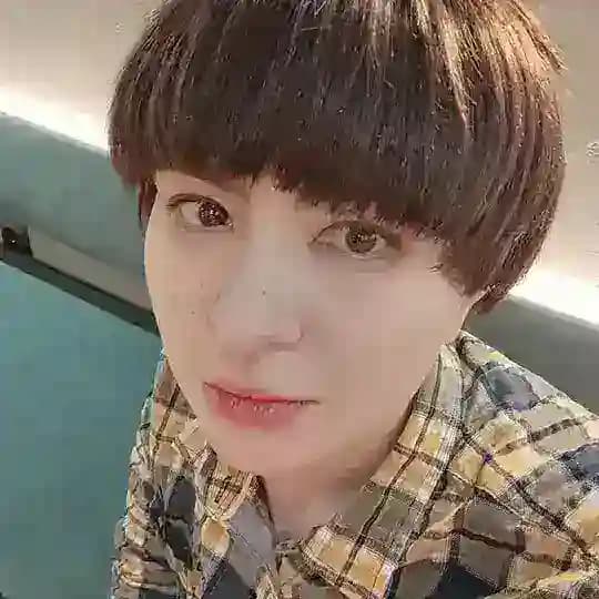 Yoossmall in moment