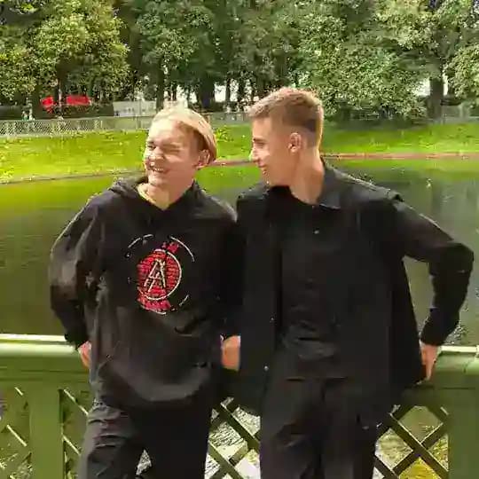 Мизинец family