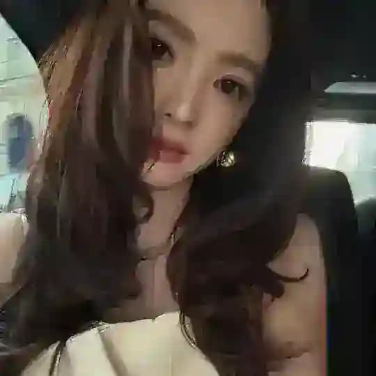 Woman سلف‌کر
