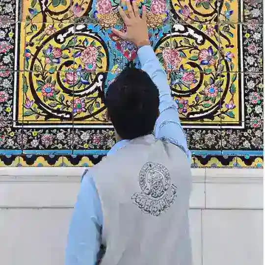 لِعَلِيٍّ خَادِمٌ