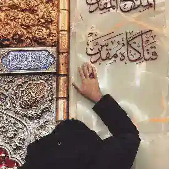 لِـ غُربة خَادِمٌ .