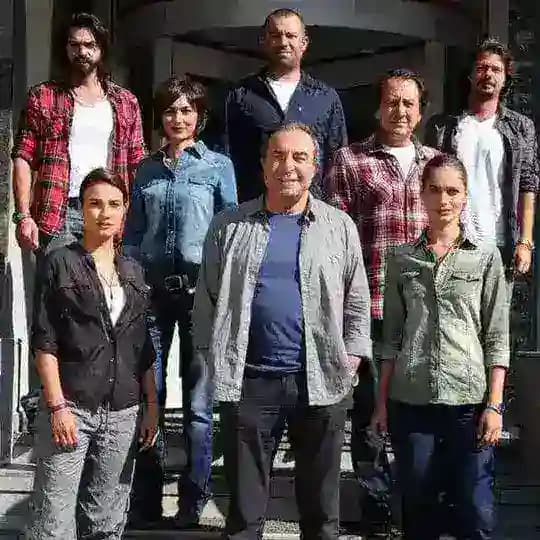 درامای کۆڵانەکانی پشتەوە وەرزی یەکەم