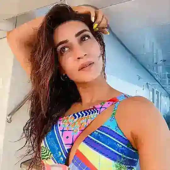 Kriti sanon & Nupur Sanon hot