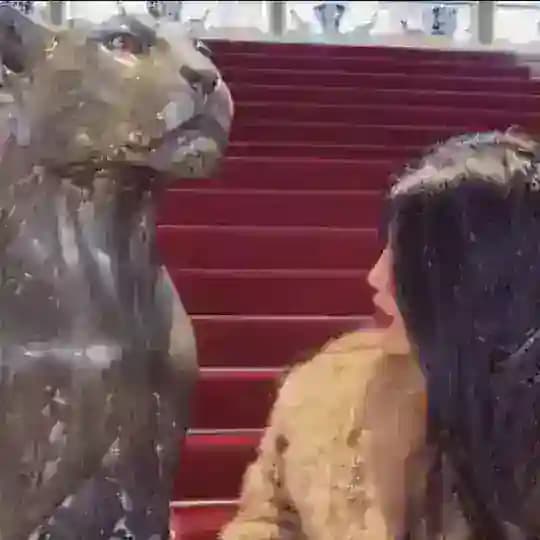 لعيونها