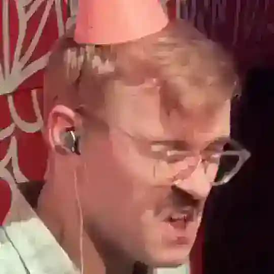 луковый крекер превращается в барабан