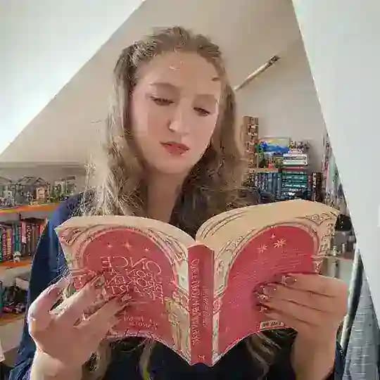 Марі між нами📚