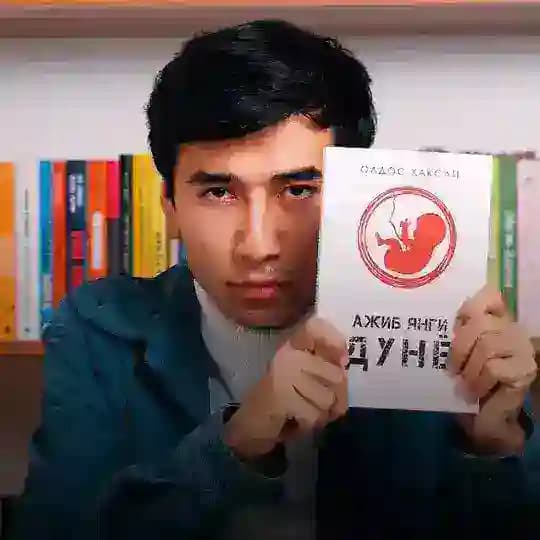 Oxirgi stoldagi odam
