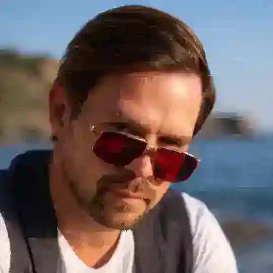 Александр Суровóв