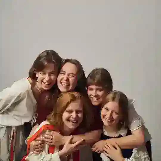 По одной доске