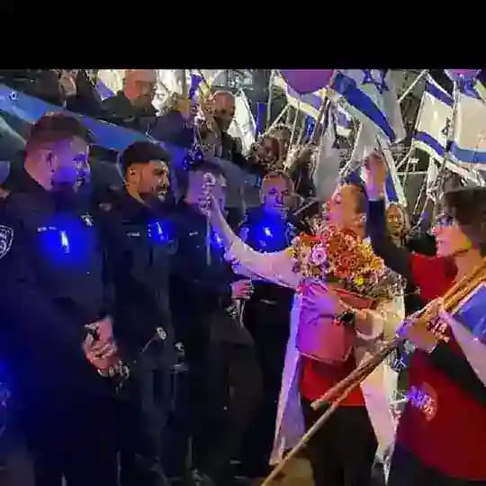 תומר אביטל - עדכונים בועטים