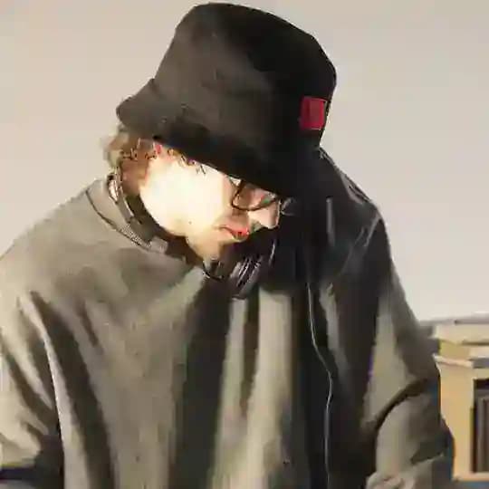 TRSTNØ1 / TRUSTNÒÓNE
