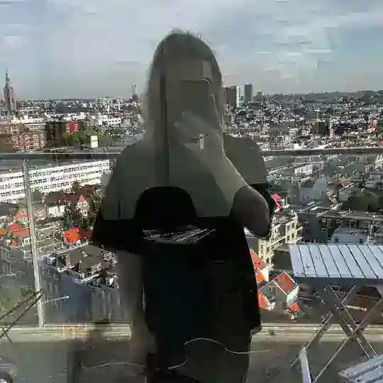 й