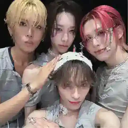 it’s gl✴︎w ➟ xlov🔒