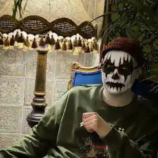 Максим любит музыку