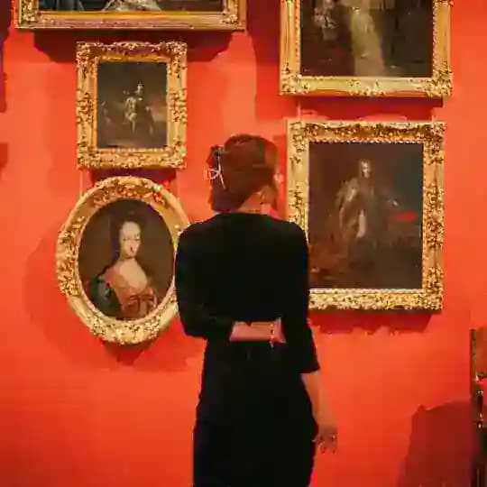 Красный атласный