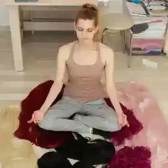Нюта что-то делает