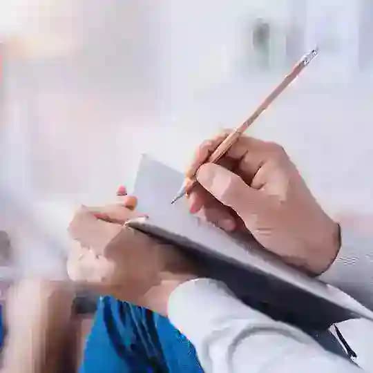 Психотерапевт консультує