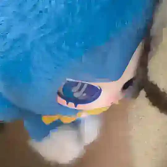 Она стесняется