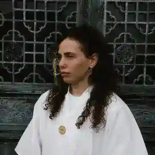 Юли 玉立