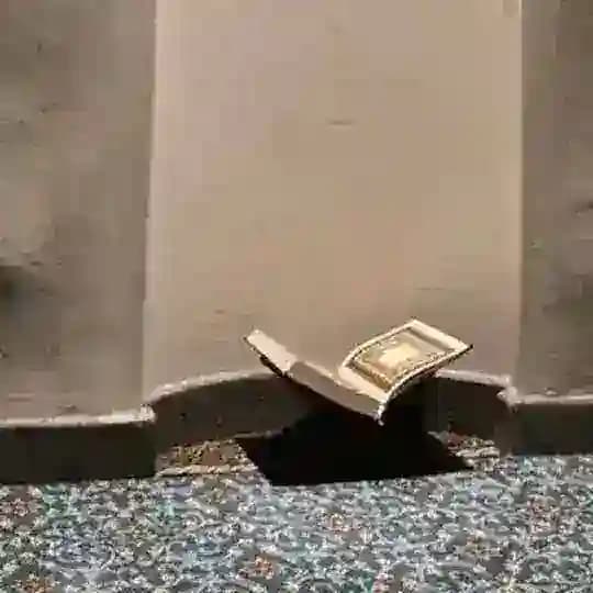 أَلَا بِذِكْرِ اللَّهِ تَطْمَئِنُّ الْقُلُوبُ